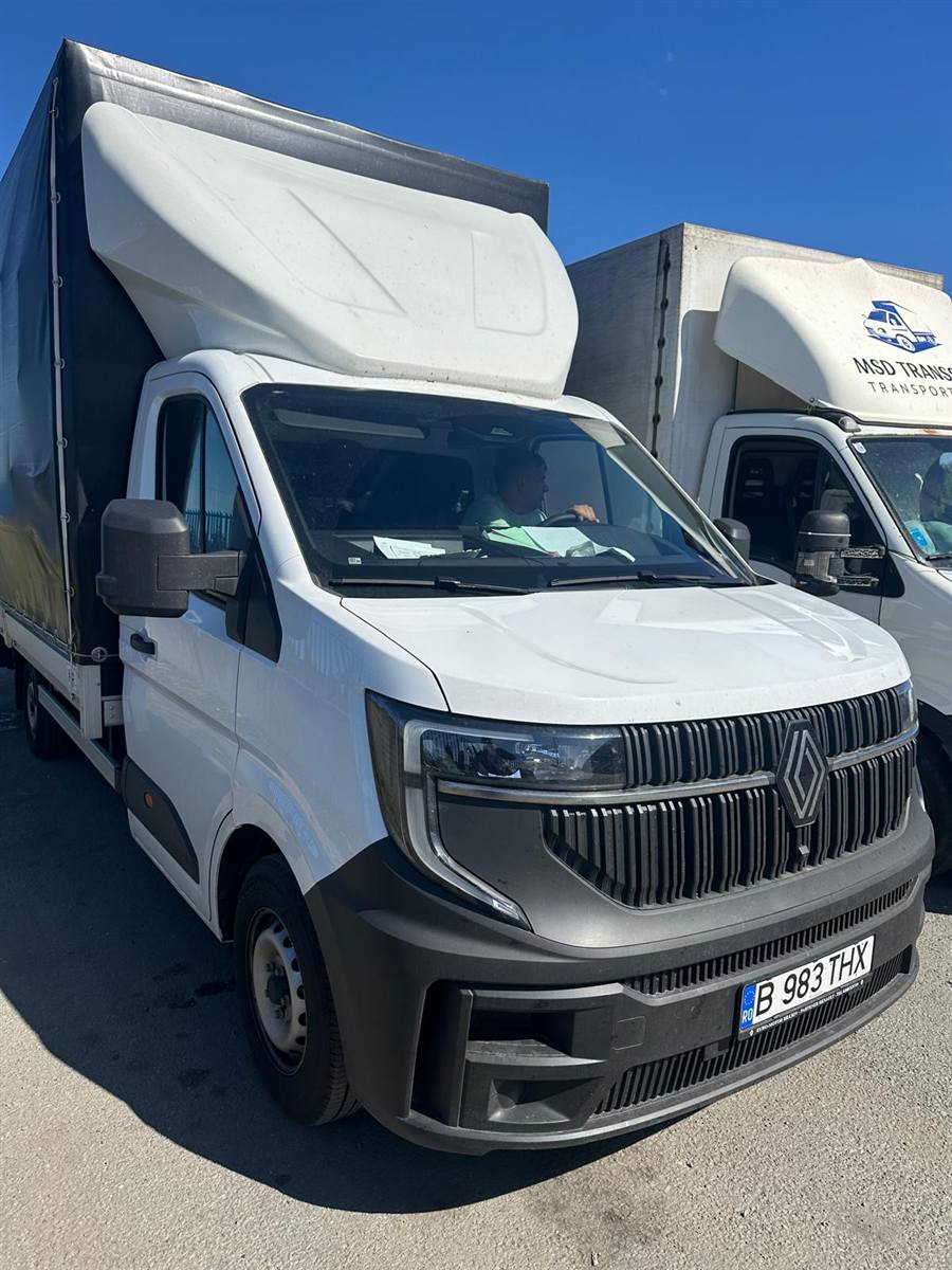 Transcobmir Renault curtain-side van in daylight